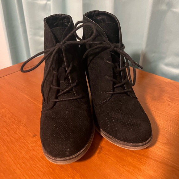 MIA laser cut black suede booties women’s size 7-GUC - Picture 9 of 15